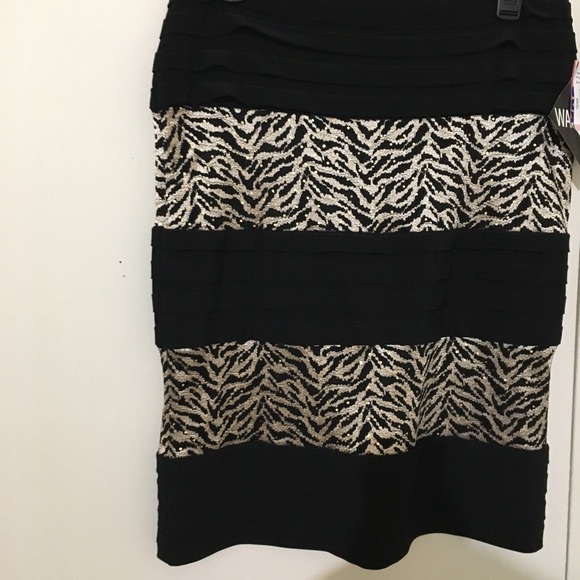 3/$28❤️R&M Richards Black and gold skirt what tag size 10 - Picture 1 of 7